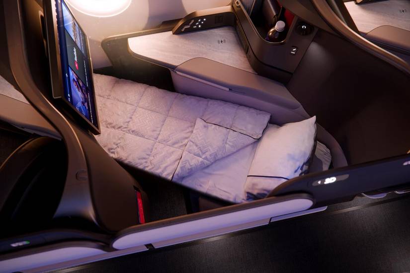 a350-1000-delta-one-suite-seat-in-flatbed-mode-with-bedding (1)