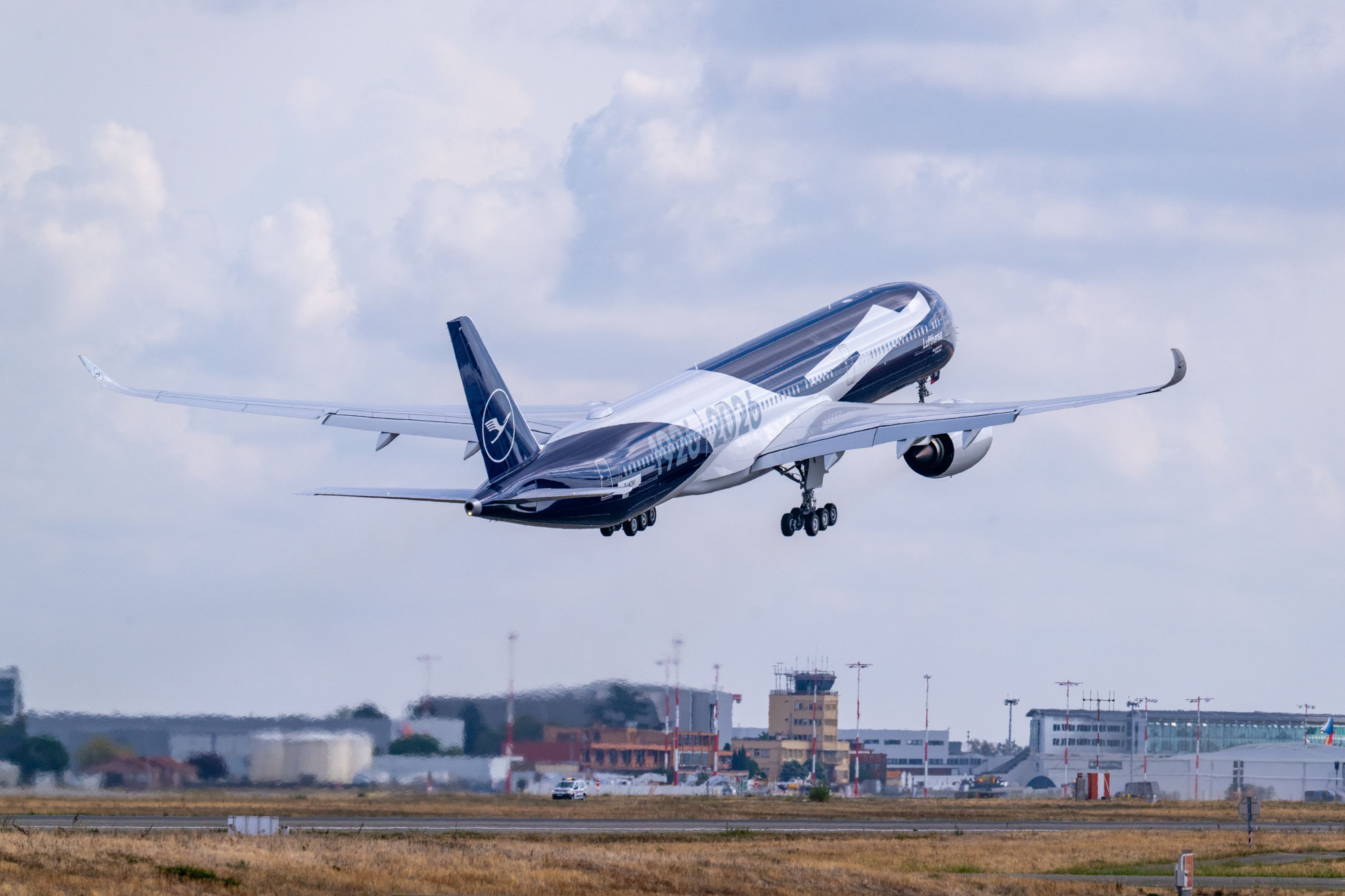 Lufthansa A350-1000 Takeoff