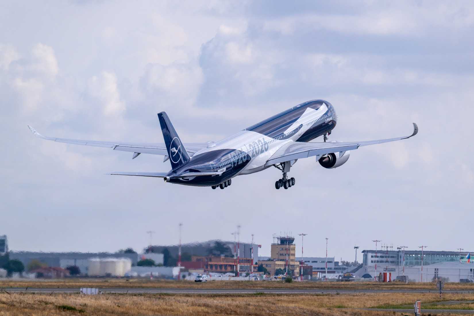 Lufthansa A350-1000 Takeoff