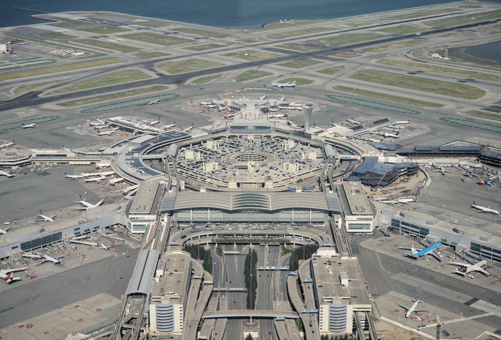 Aerial_view_of_San_Francisco_International_Airport_dllu