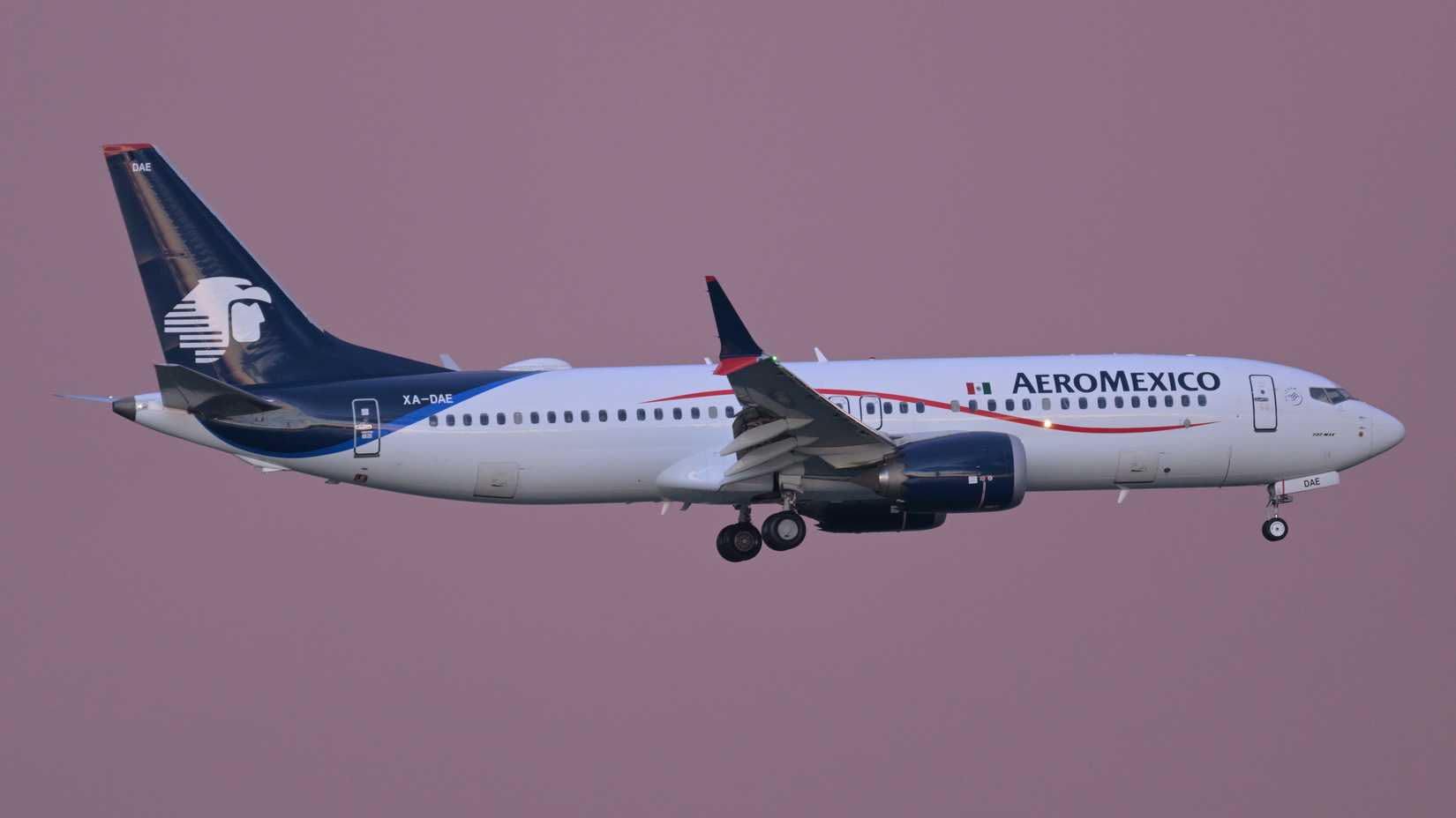 Aeroméxico_Boeing_737-8_MAX_XA-DAE_on_final_approach_to_Boston_July_2025