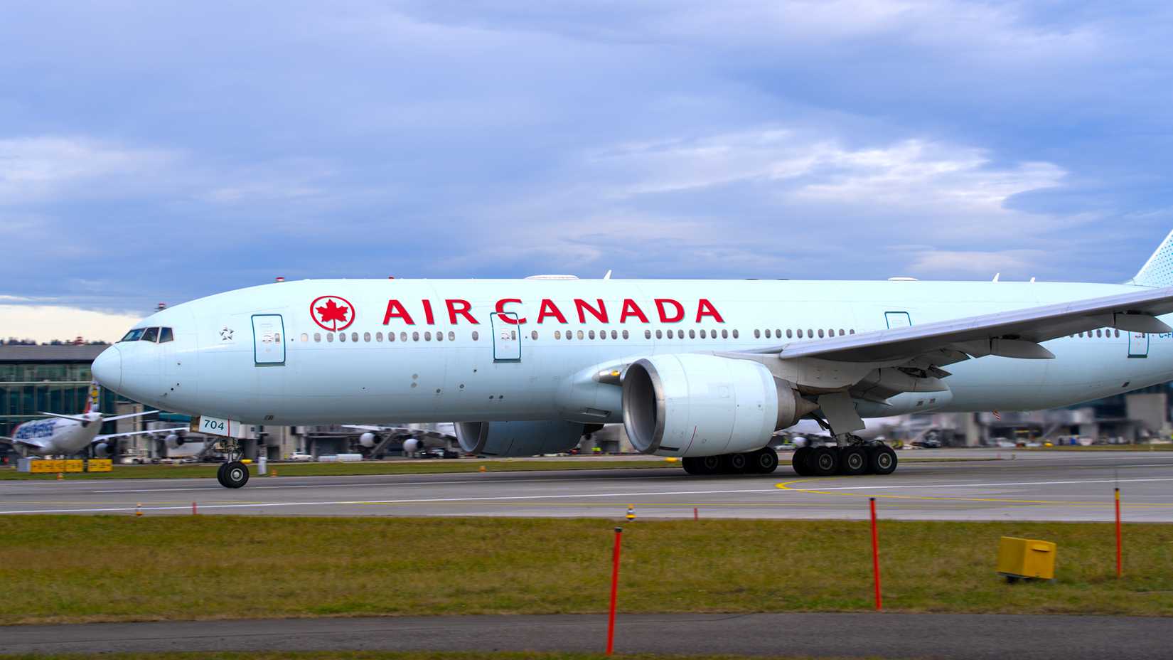 Air Canada airplane Boeing 777-200