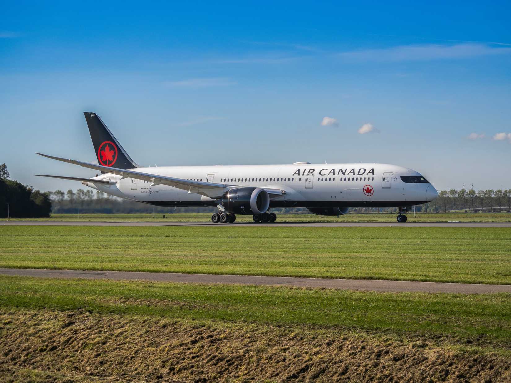 Air Canada Boeing 787-9 green grass