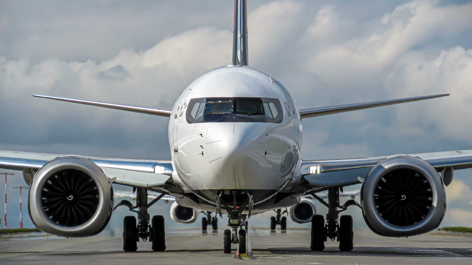 Air_Canada_737_MAX_head-on