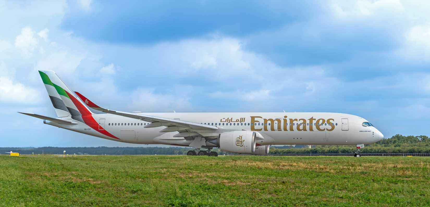 Airbus A350-900 Emirates taxiing