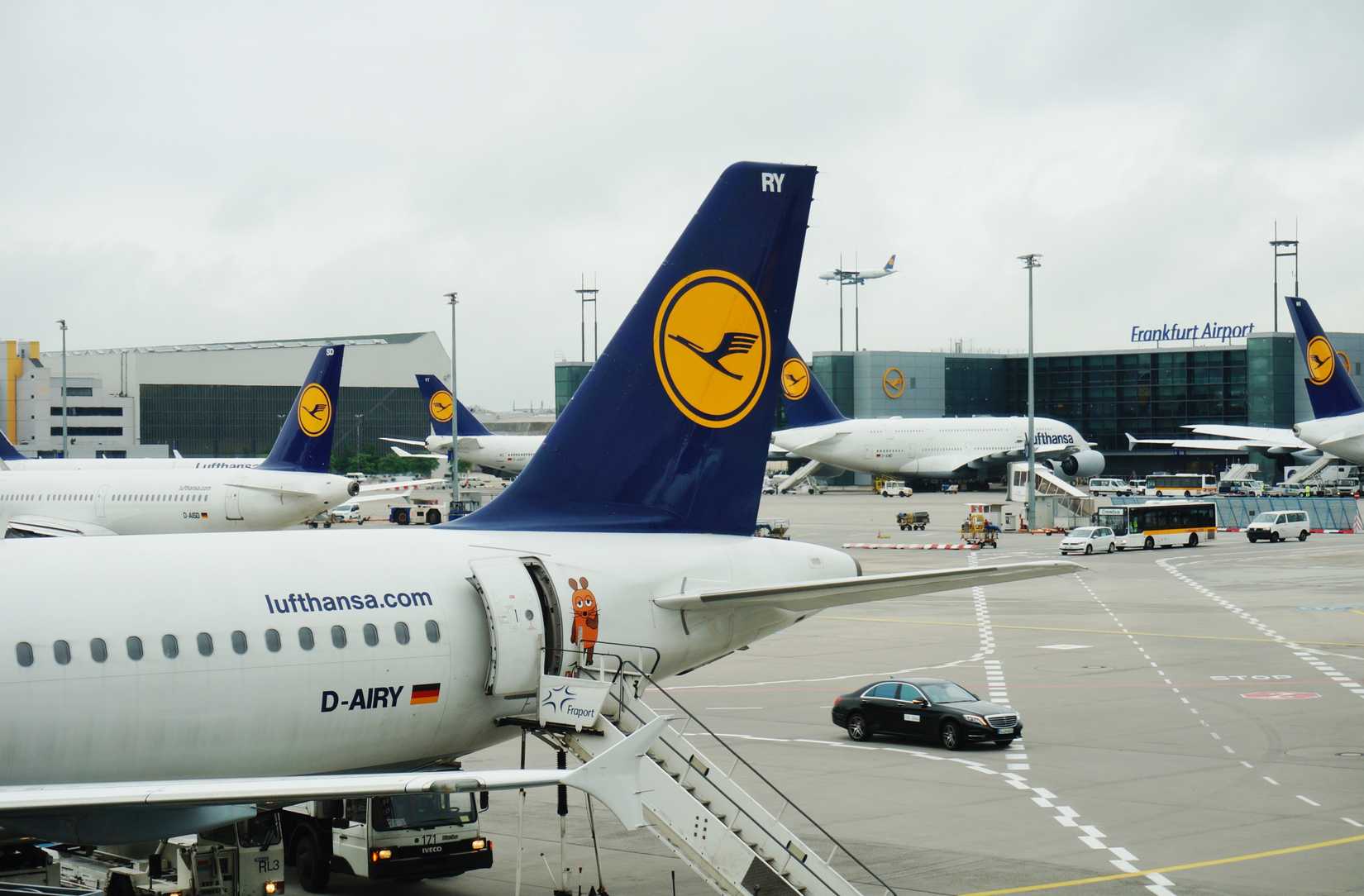 Airplanes from the German airline Lufthansa (LH) are lined up at the gate at the Frankfurt Airport (FRA)