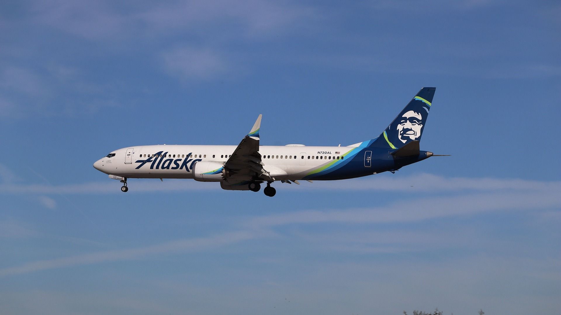 Former Ramp Agent Sues Port Of Seattle & Alaska Airlines Over Injuries From Baggage Tug Crash