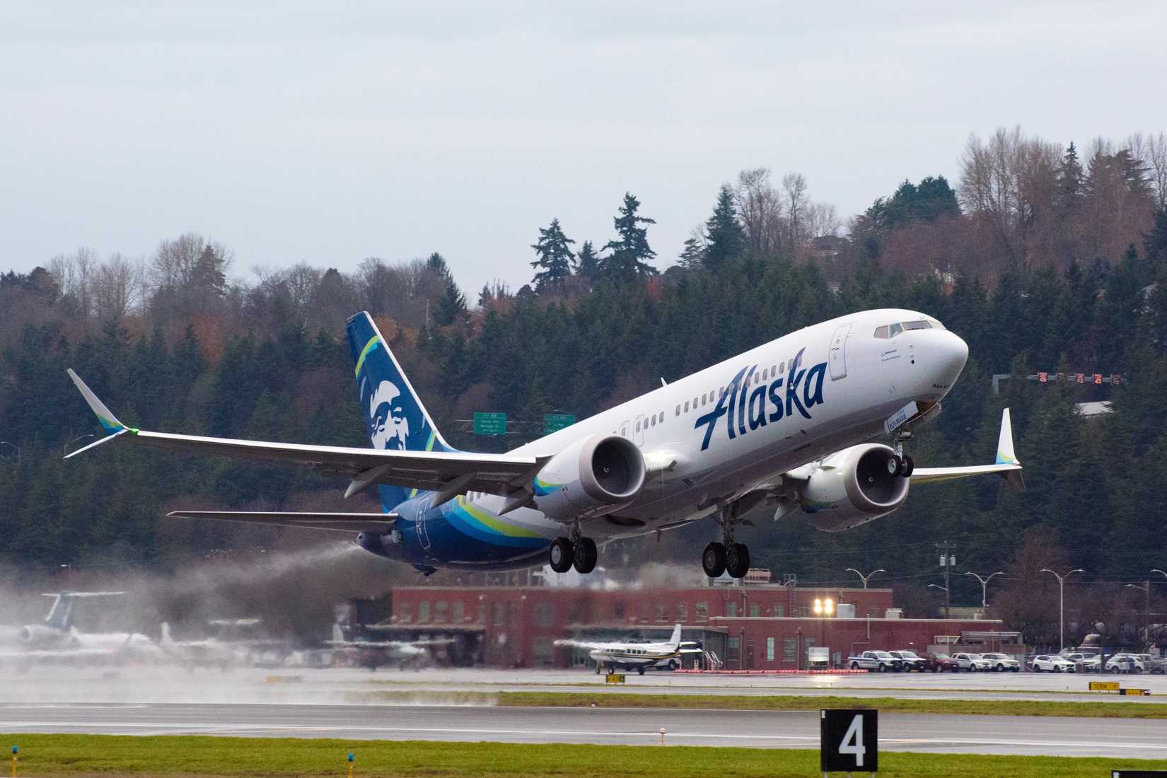 Alaska Airlines Boeing 737 MAX 8