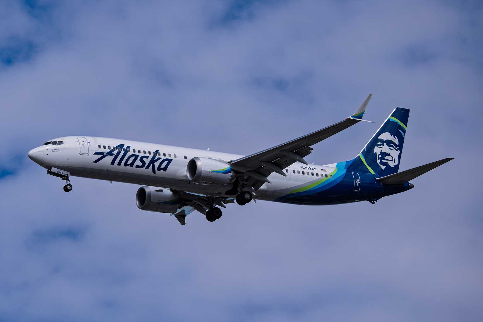 Alaska Airlines Boeing 737-Max9 N982AK on final into Albuquerque International Sunport