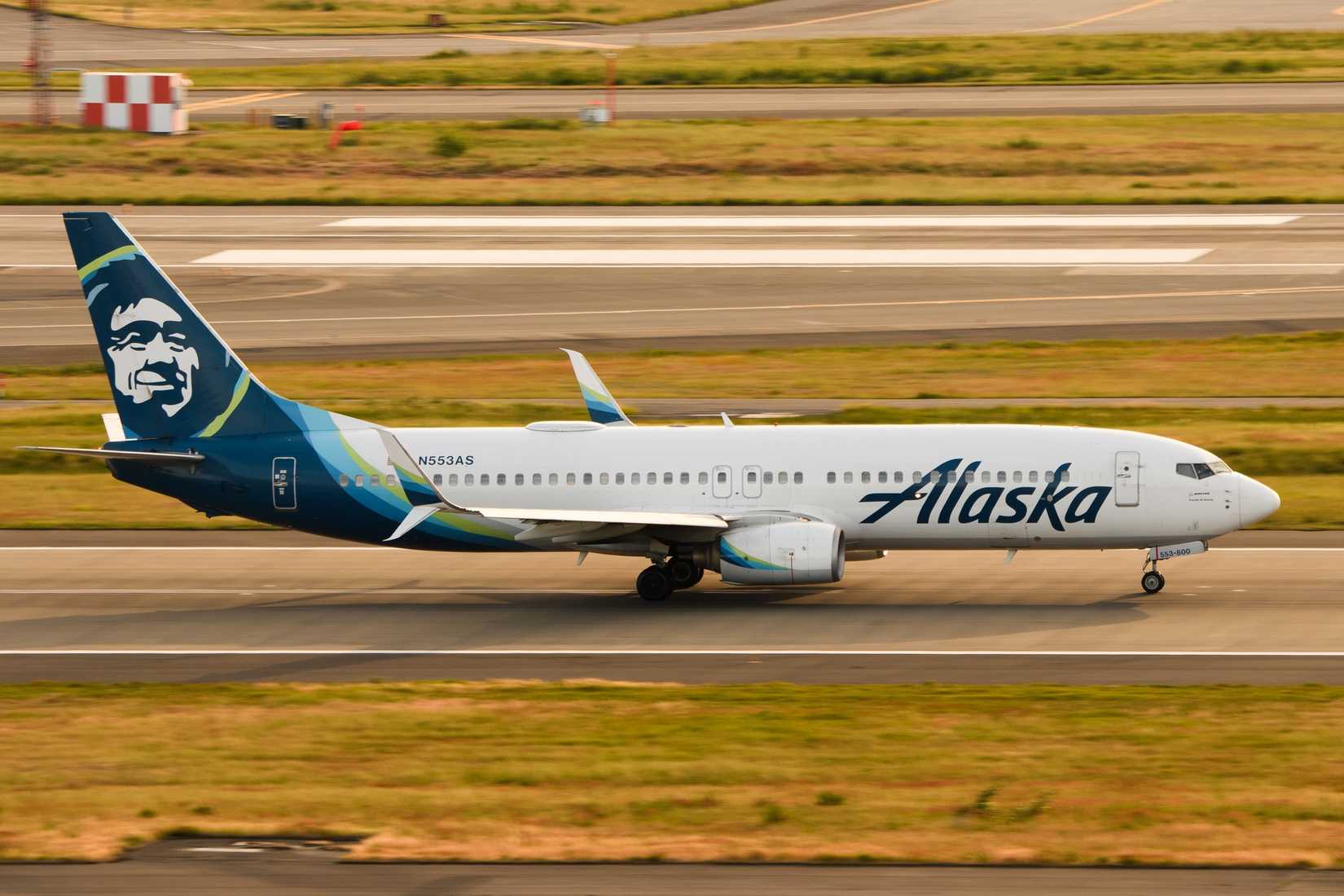 Alaska Airlines Boeing 737 taxiing at Seattle