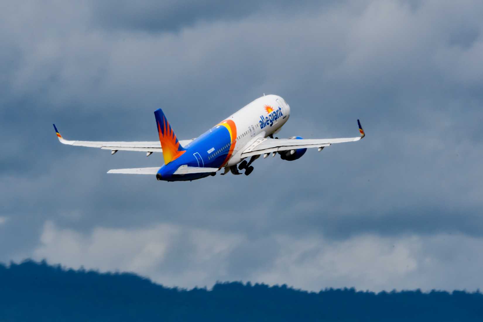 Allegiant Air Airbus A320 takeoff
