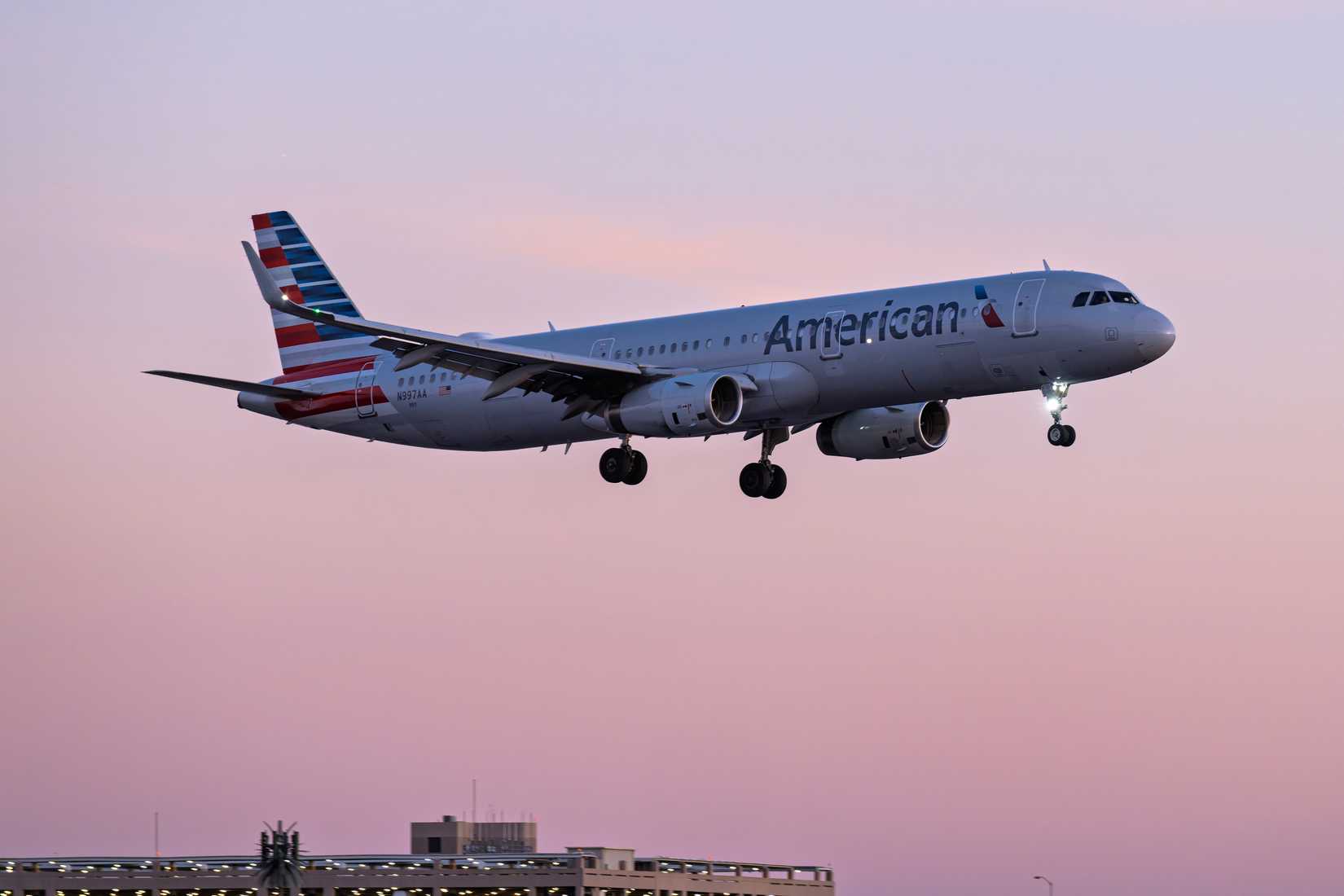 American Airlines Airbus A321 dusk