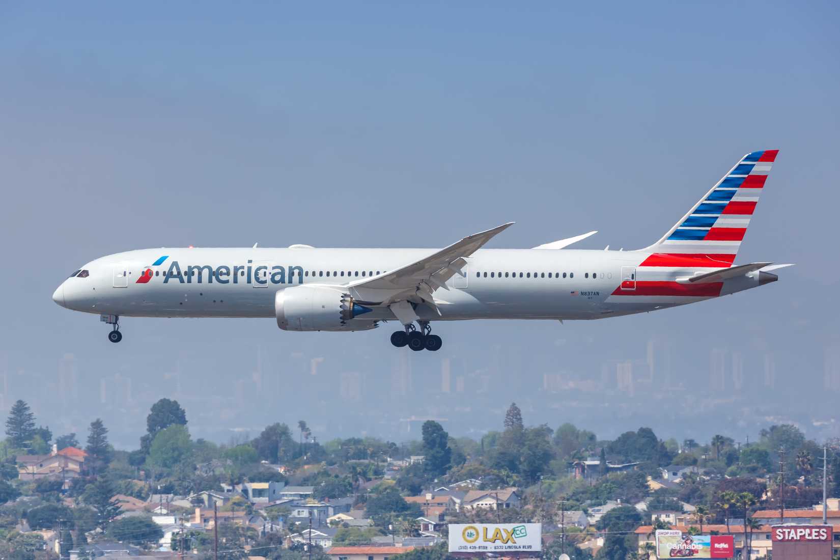 American Airlines Boeing 787-9 landing