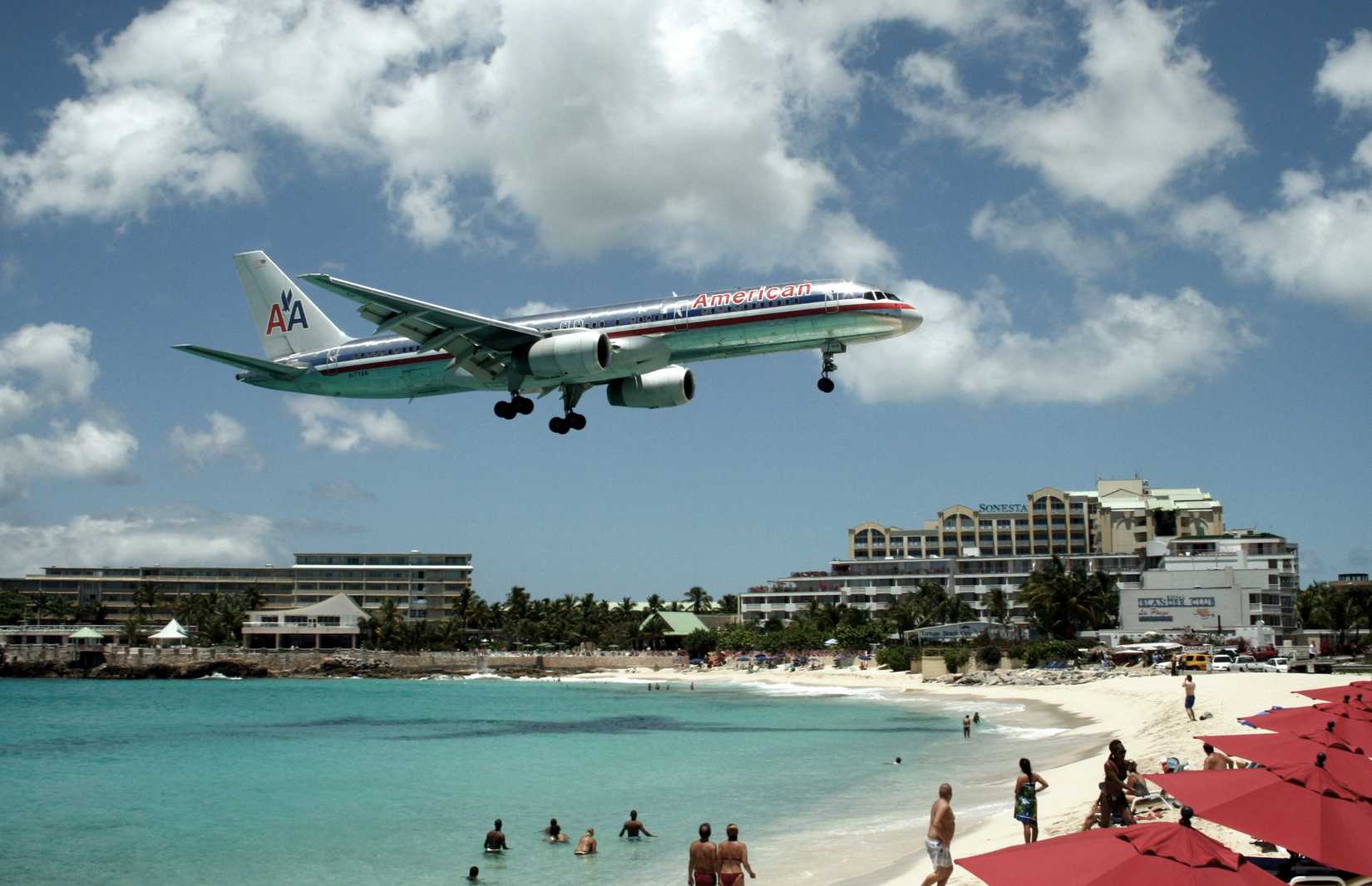 American_757_on_final_approach_at_St_Maarten_Airport_edit1