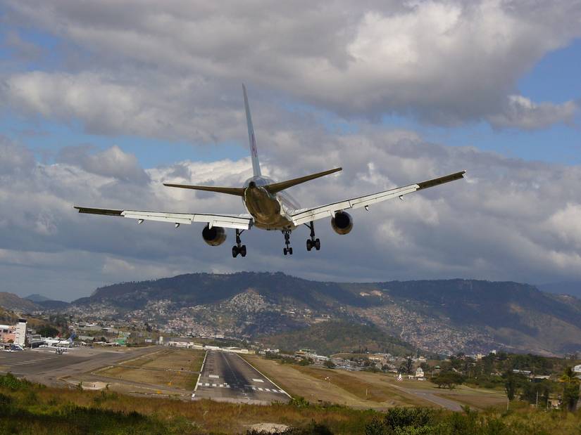 American_Airlines_Boeing_757-200_on_short_finals_at_Tegucigalpa