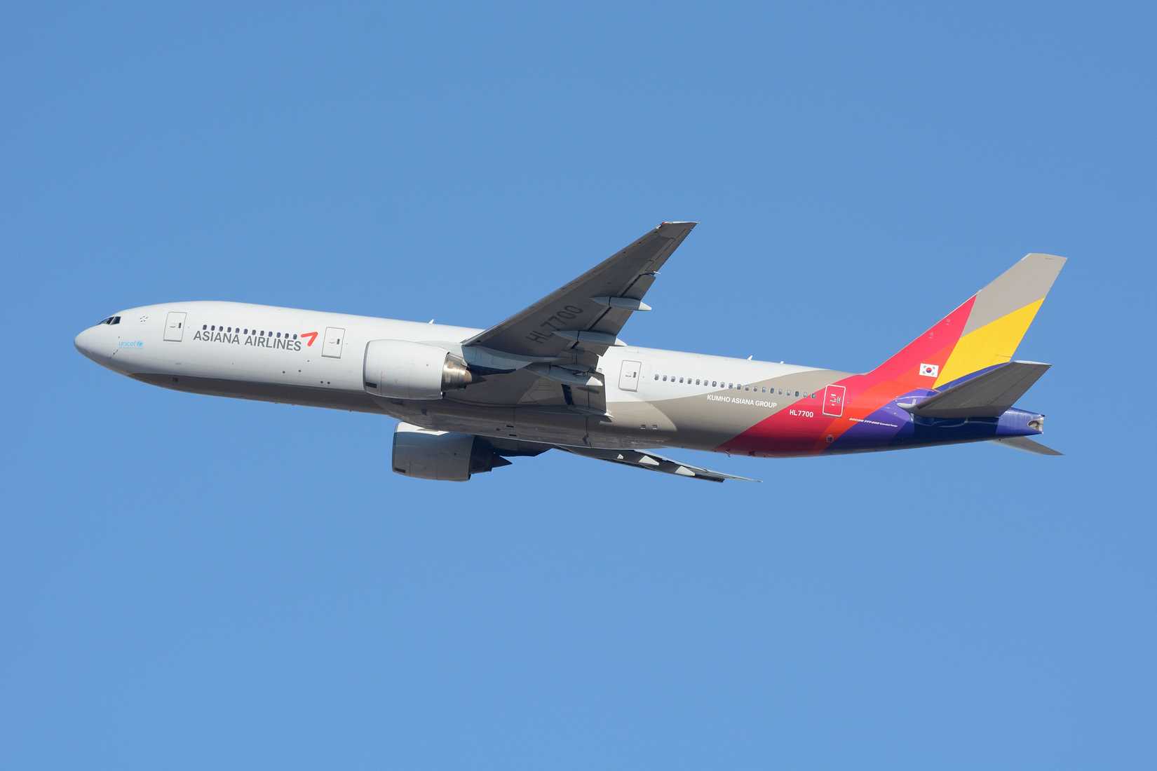 7 Airlines Still Flying The Boeing 777-200ER In 2026