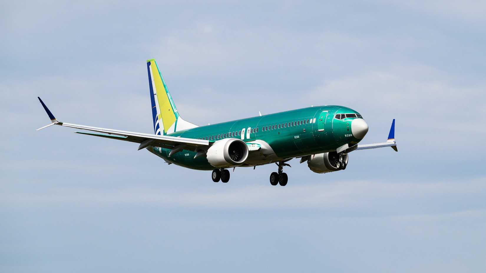 Boeing 737 MAX 10 coming into land Ian Dewar Photography