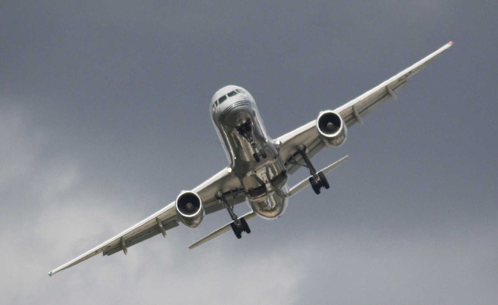 Boeing_757_-_Reflection_(3735917496)