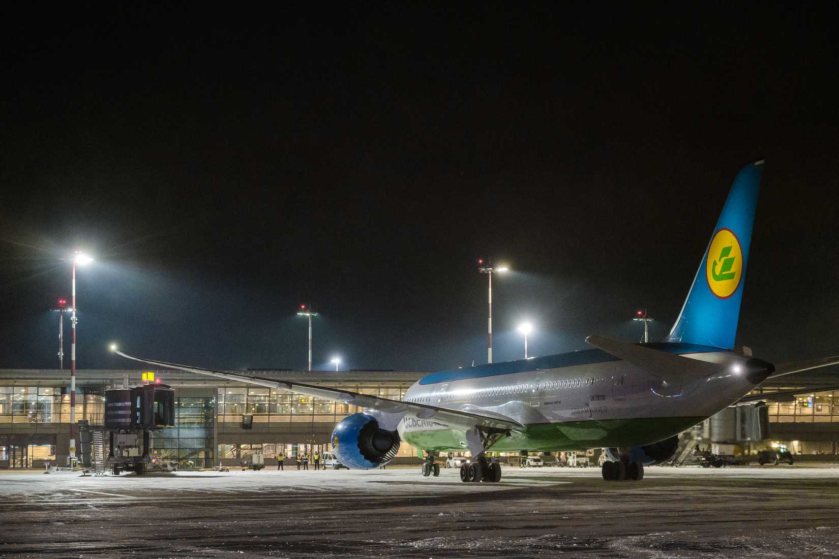 Boeing_787_Dreamliner_at_Riga_Airport_(32119238400)