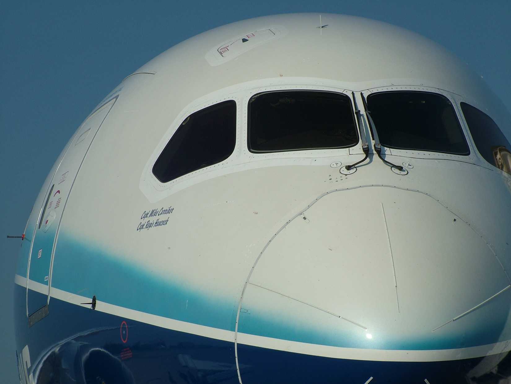 Boeing_787_Dreamliner_Cockpit