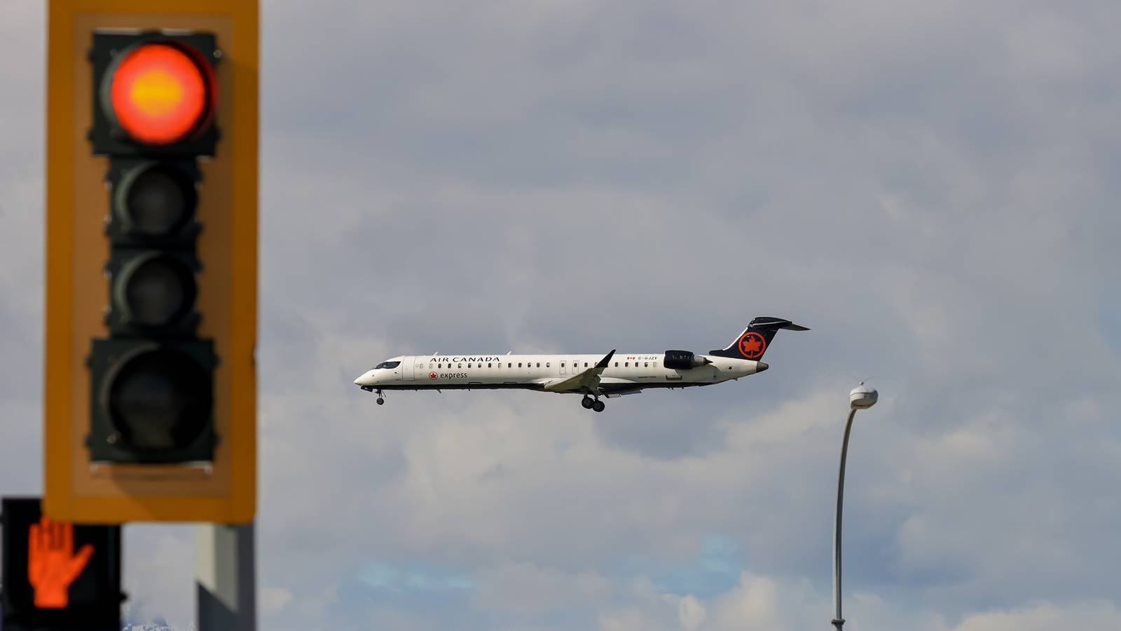 Quase tragédia em aeroporto: torre grita para evitar colisão entre aviões