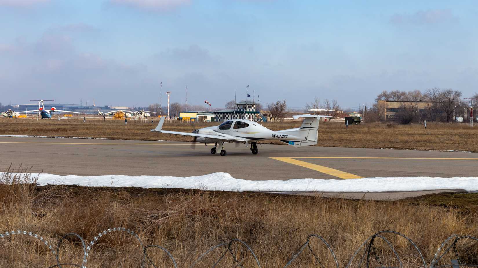 Боралдай,_Diamond_DA42_Twin_Star_на_ВПП