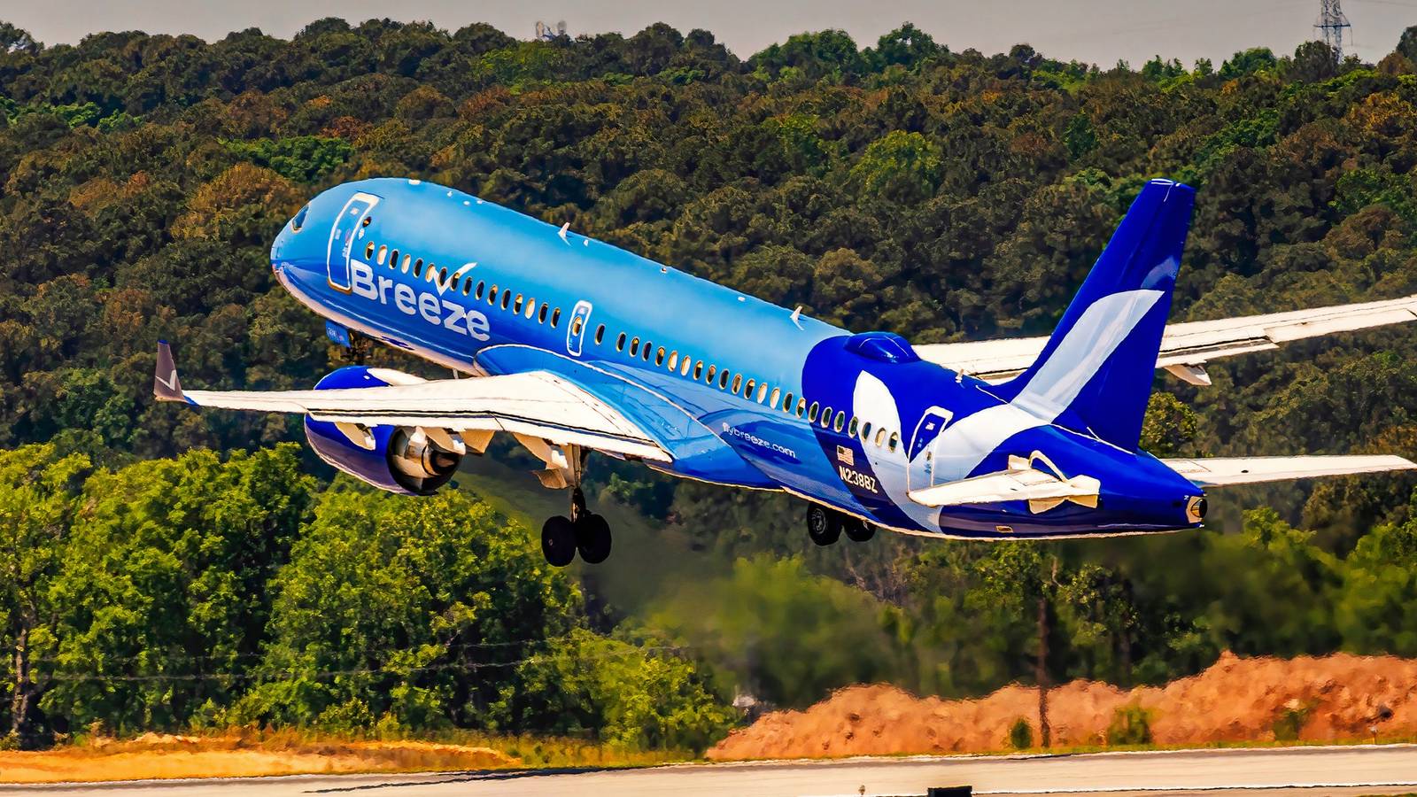 Breeze Airways expande malha aérea com 12 novas rotas para famoso destino de praia