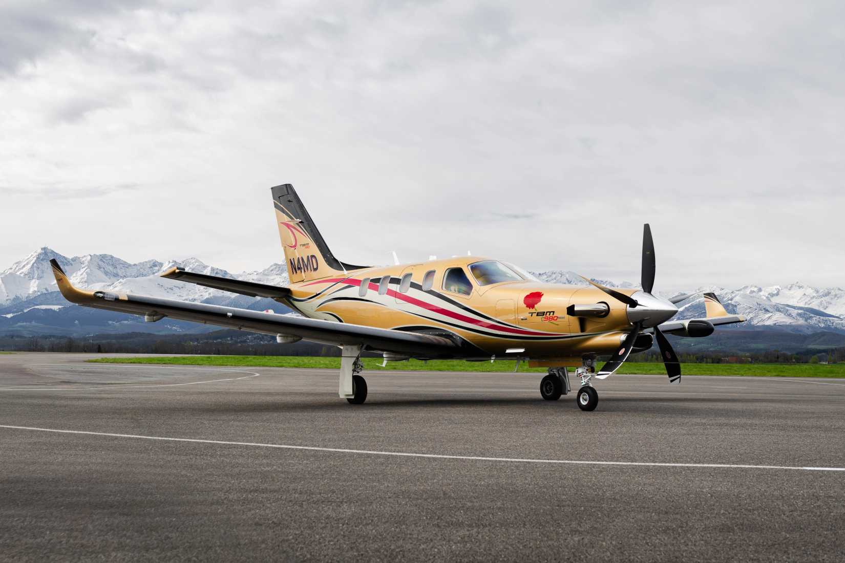 Daher Aircraft delivers a TBM 980 to Dr. Ian Fries, marking this loyal customer’s sixth TBM family aircraft