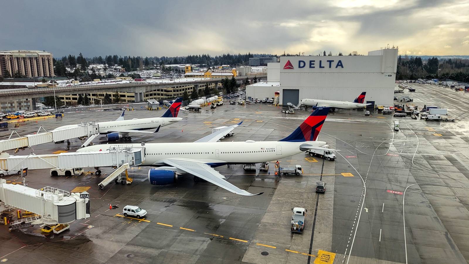 Delta and Alaska compete at Seattle‑Tacoma as Alaska expands long‑haul service