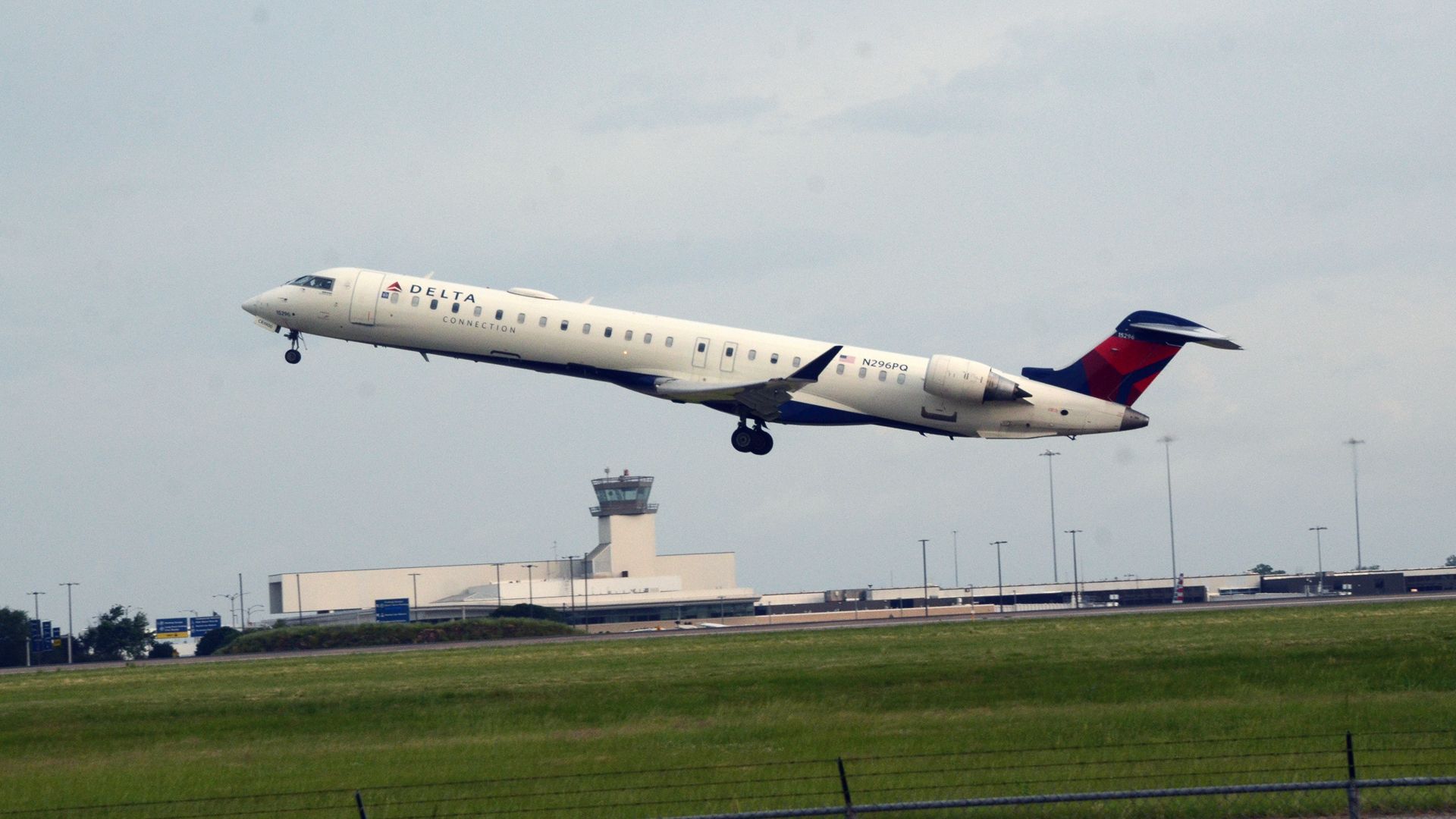 Delta Flight Aborts LaGuardia Landing At The Last Second To Avoid Private Jet Taking Off