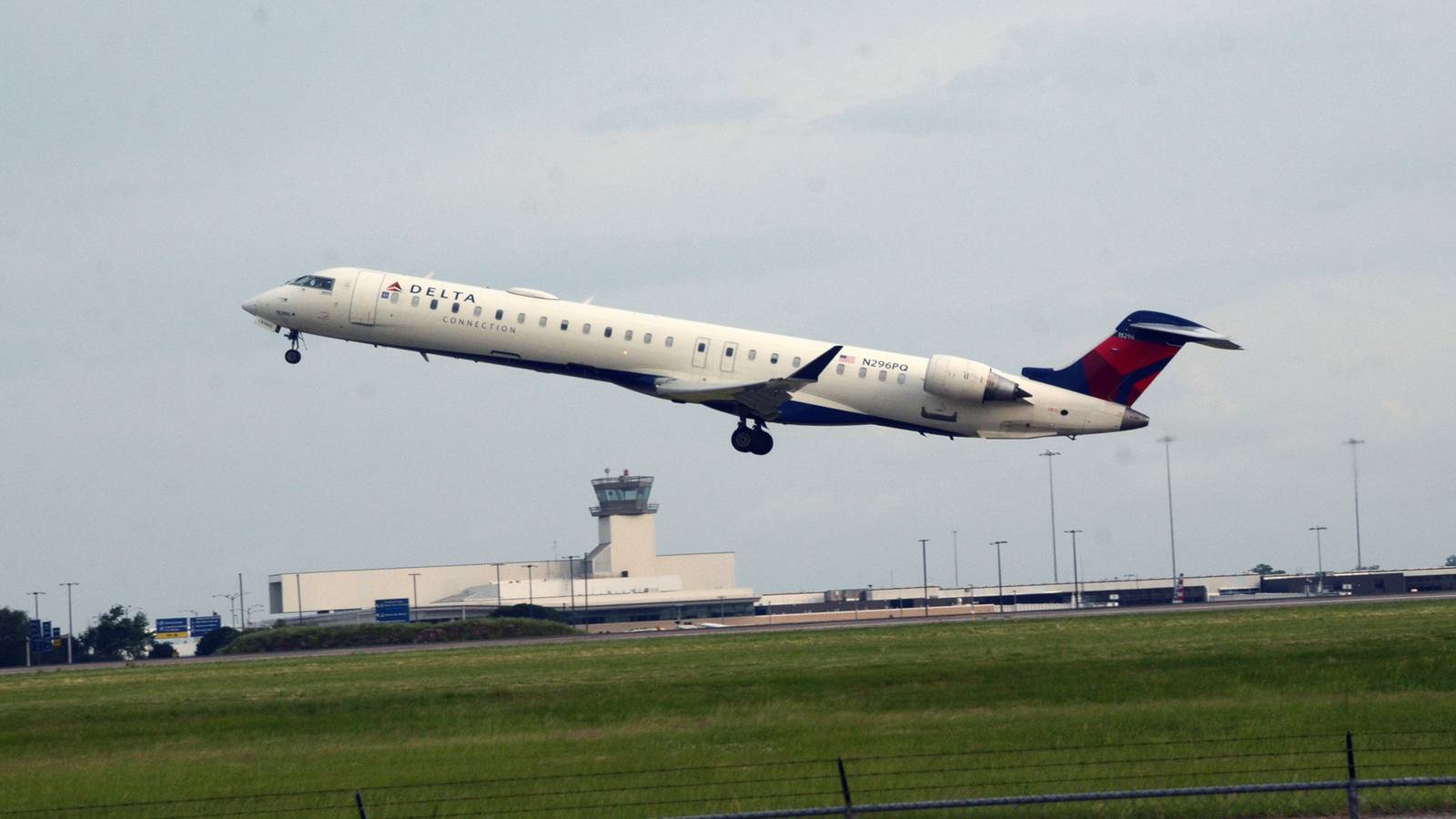 Quase tragédia em Nova York: jato da Delta arremete após avião invadir pista