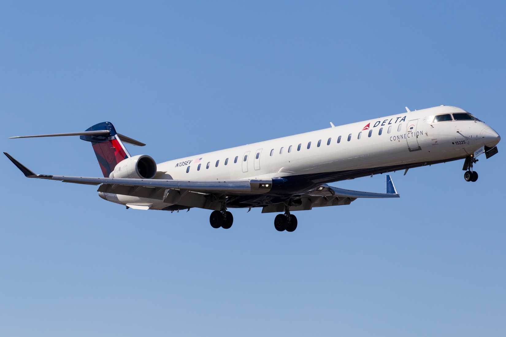 Delta Connection Mitsubishi CRJ-900LR Blue sky