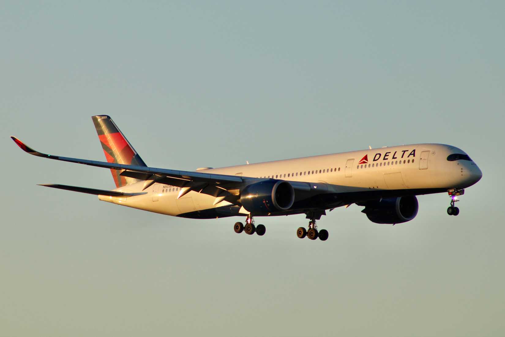 Delta_A350-900_N503DN_landing_ATL_runway_8L
