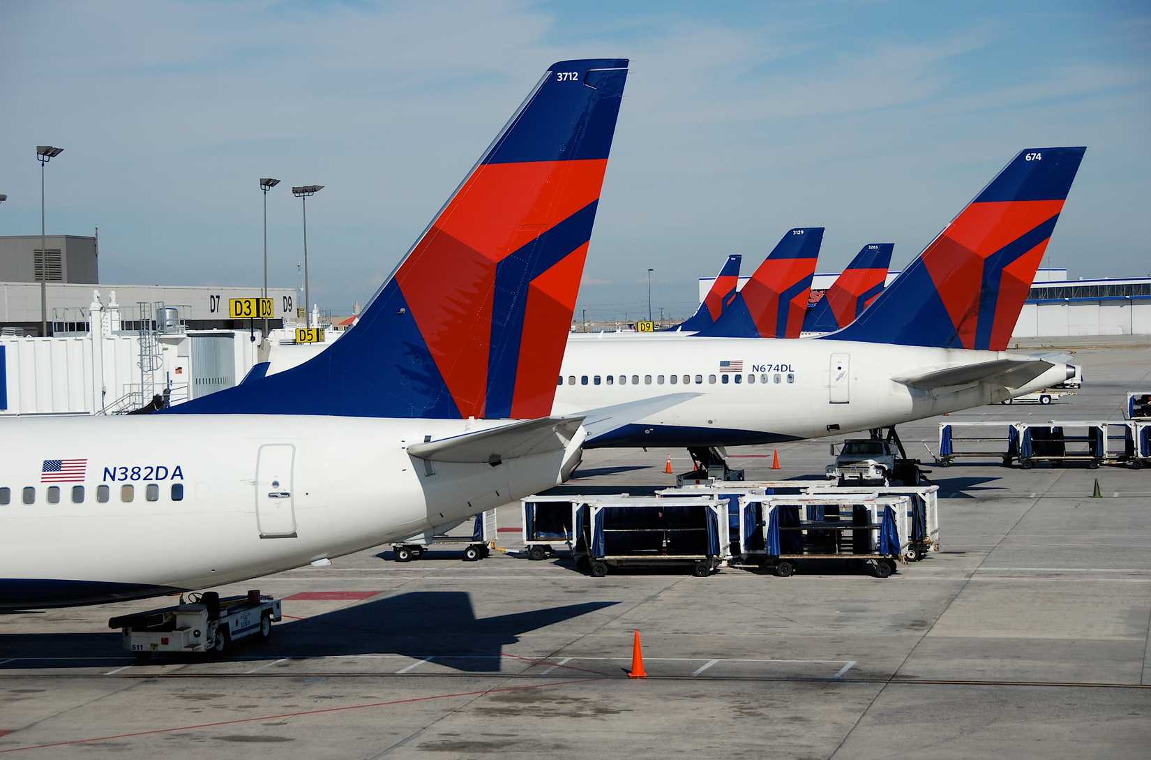 Delta_Air_Lines_Boeing_737-800;_N382DA@SLC;09.10.2011_(6300422038)