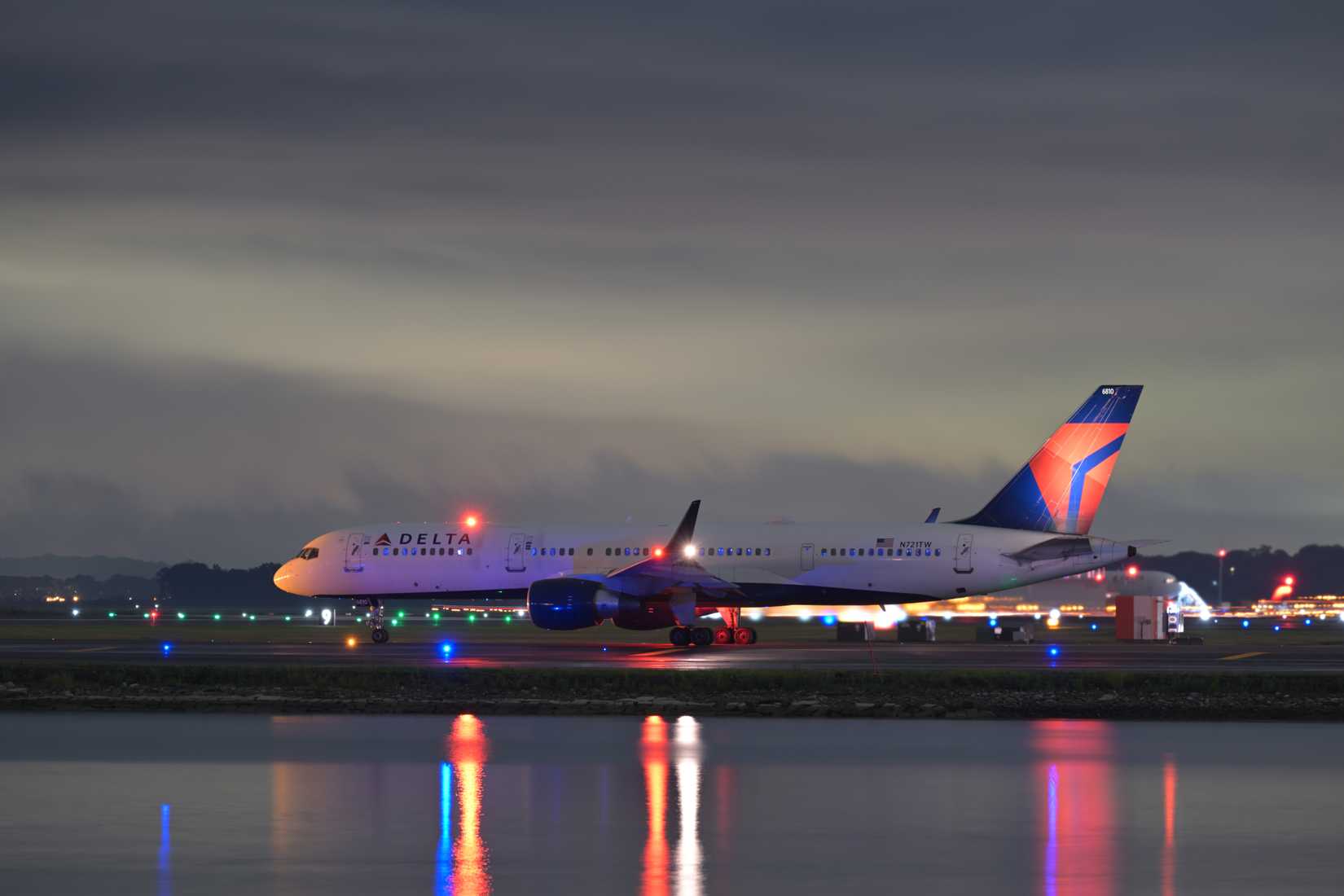 Delta_Boeing_757-200_N721TW_at_Boston_September_2025