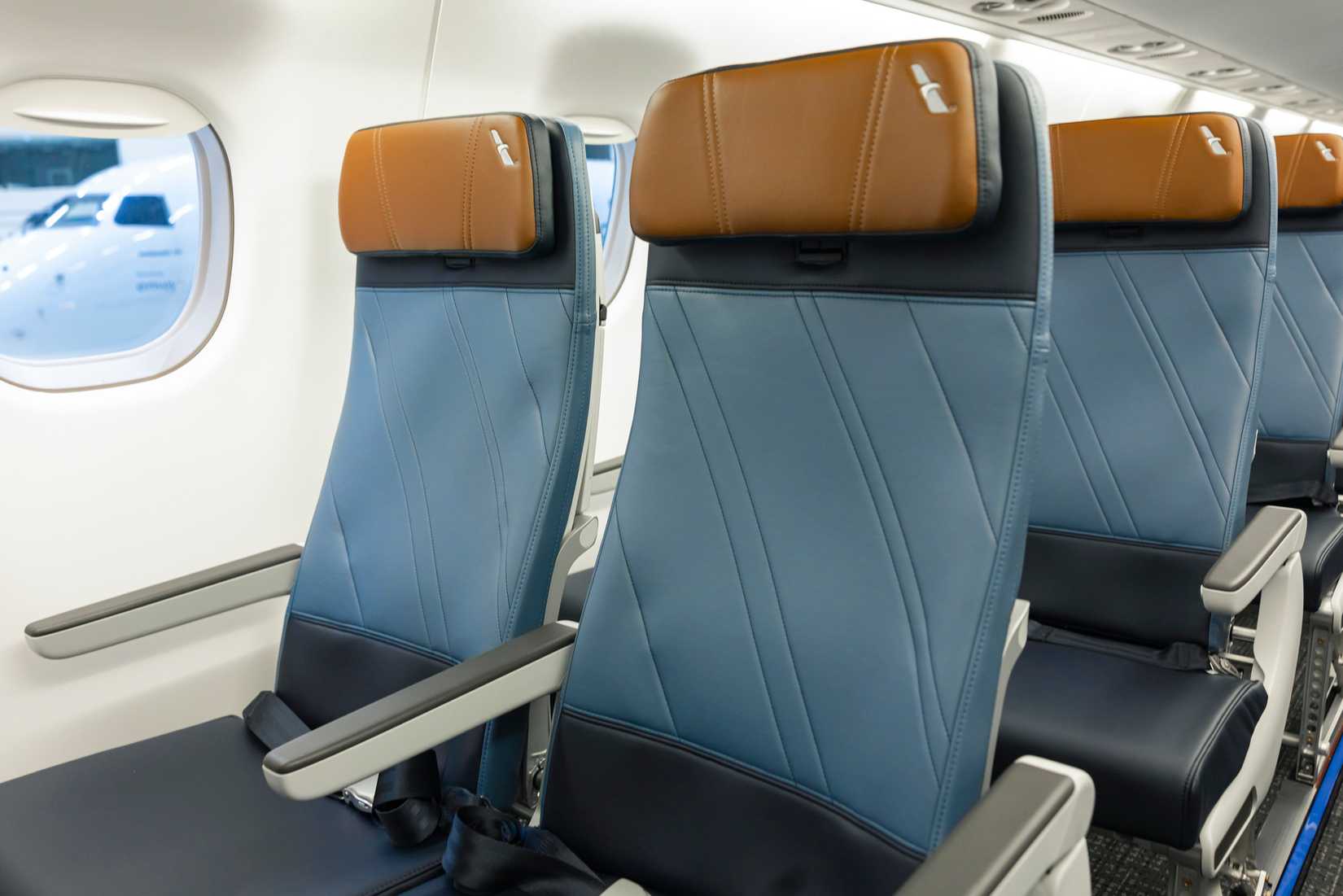 E175 RECARO seats