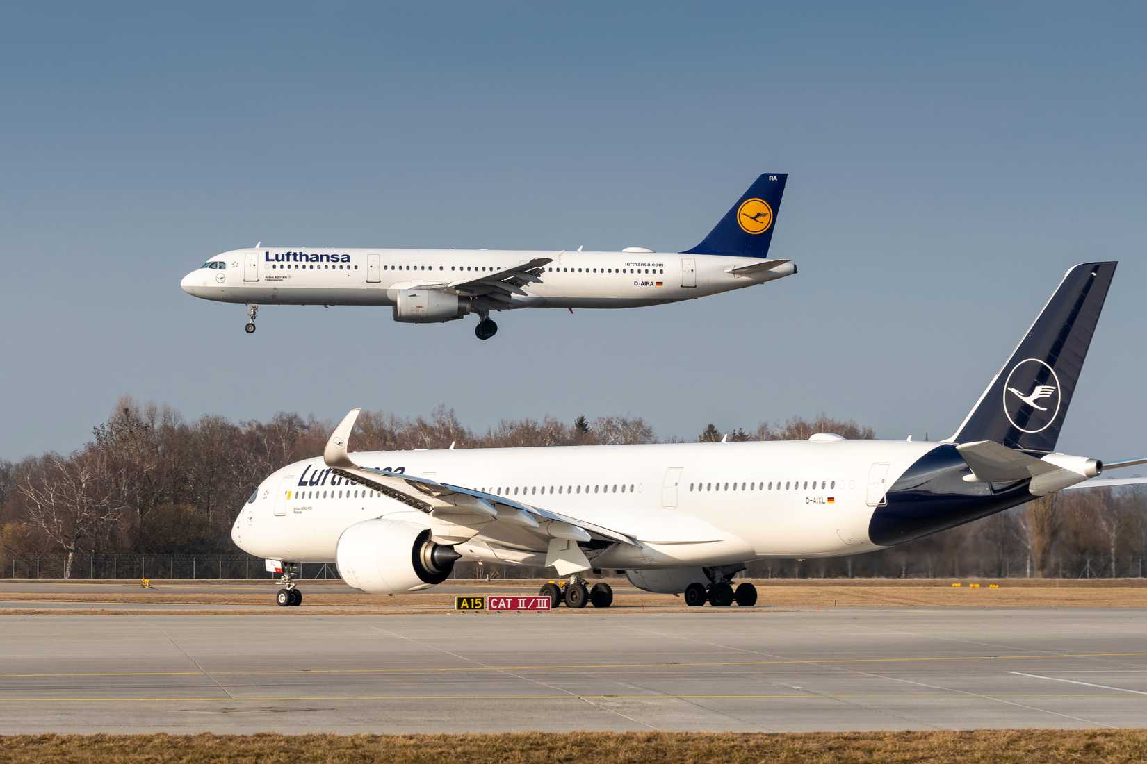 ebruary 28. 2019 : Lufthansa Airbus A321-131 with the aircraft registration D-AIRA in the approach to the northern runway 26R of the Munich Airport
