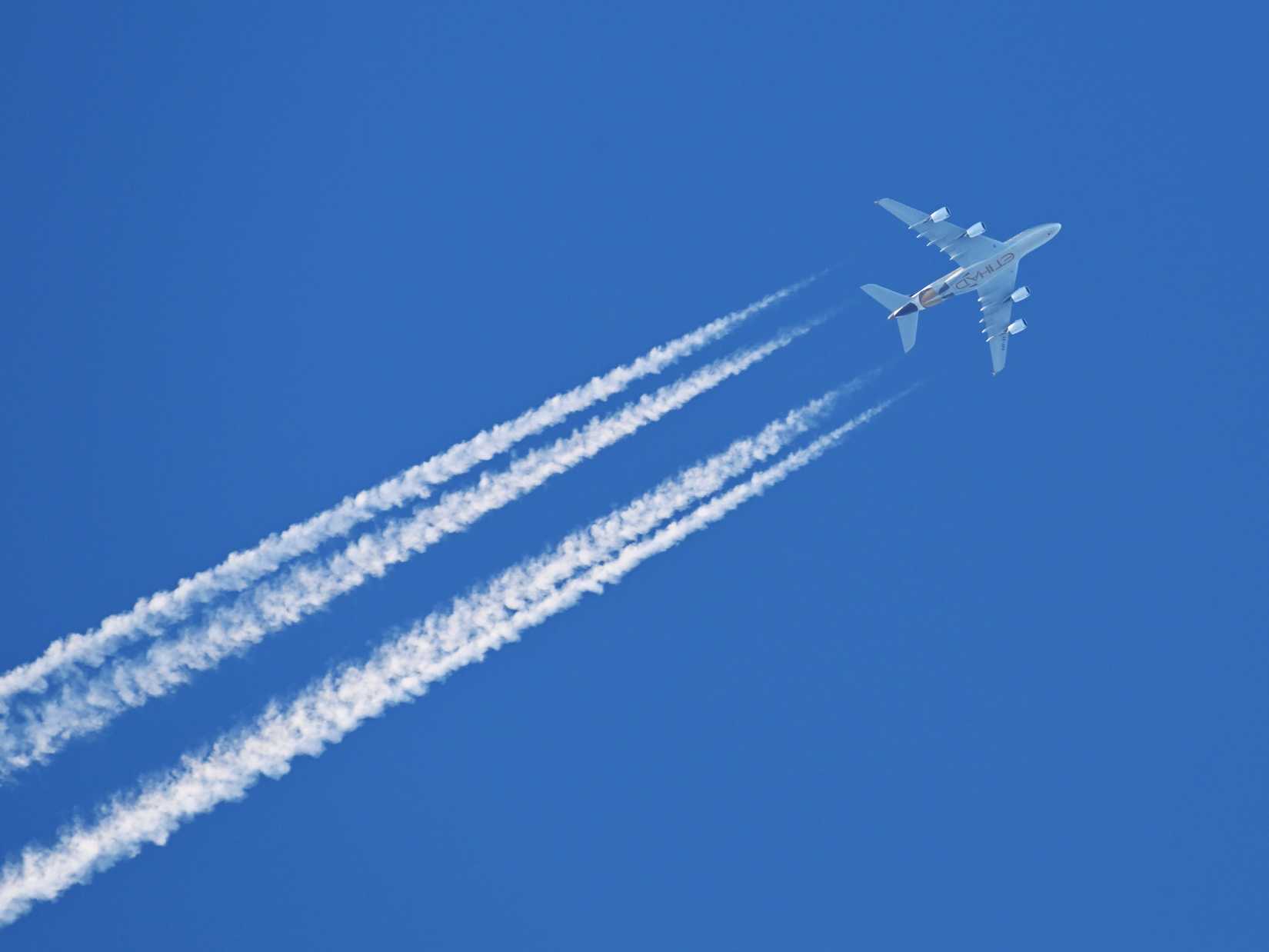 Etihad_Airbus_A380_A6-APH_during_cruise_over_Boston_Dec_2024