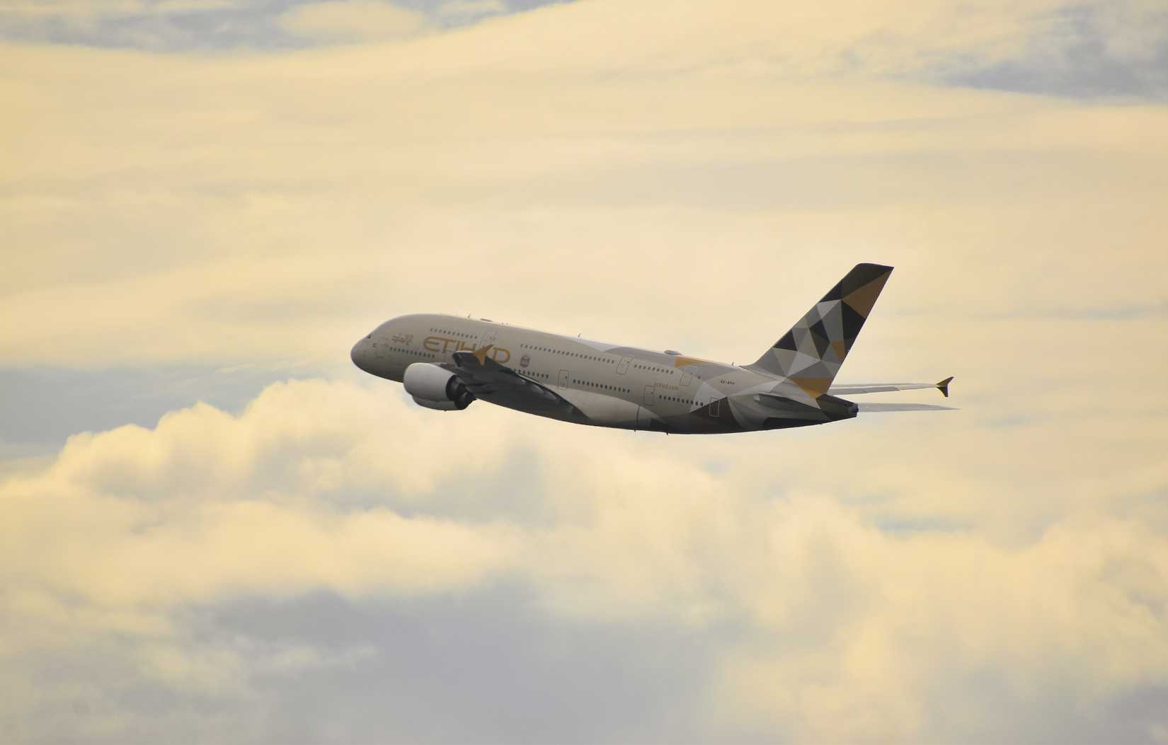 Etihad_Airways_A380-861,_A6-APH,_MSN_199_(12_2015),_as_EY_62_London_(LHR)_-_Abu_Dhabi_(AUH),_Flight_time_6_30_(54506733014)
