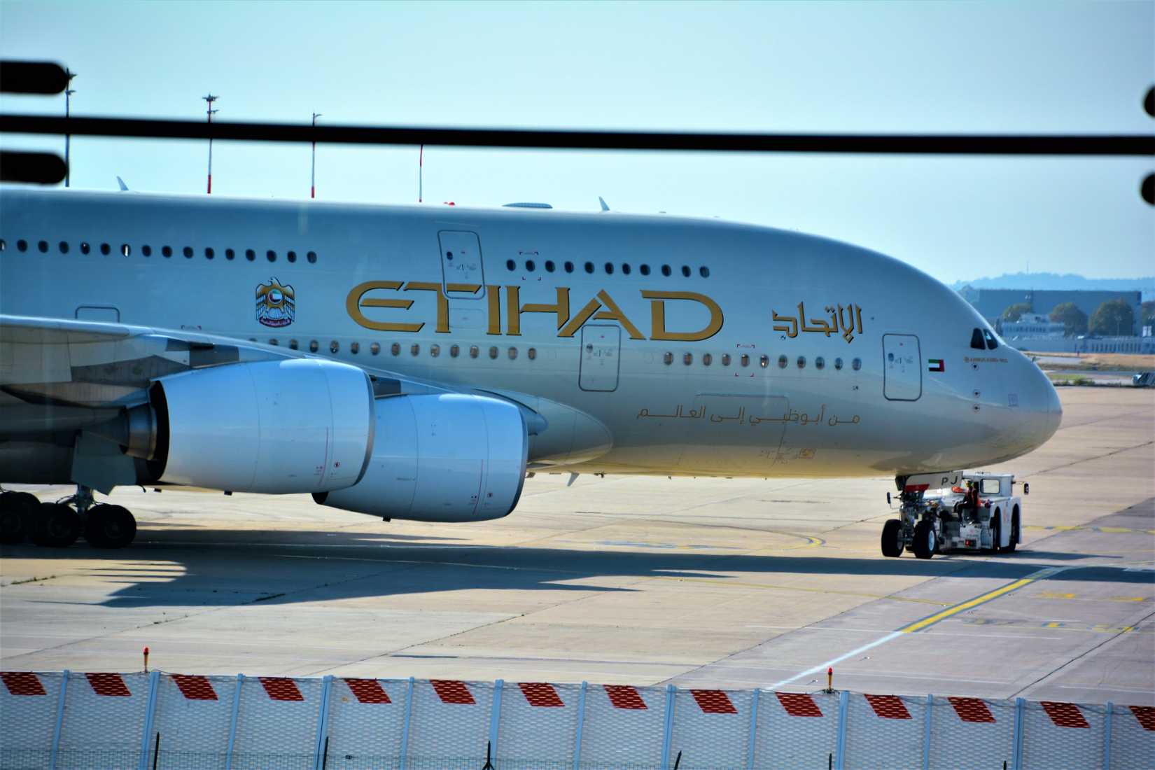 Etihad_Airways_A380-861,_A6-APJ,_MSN_237_(05_2017),_as_EY_37_Abu_Dhabi_(AUH)_-_Paris_(CDG),_Flight_time_6_32_(43807679380)