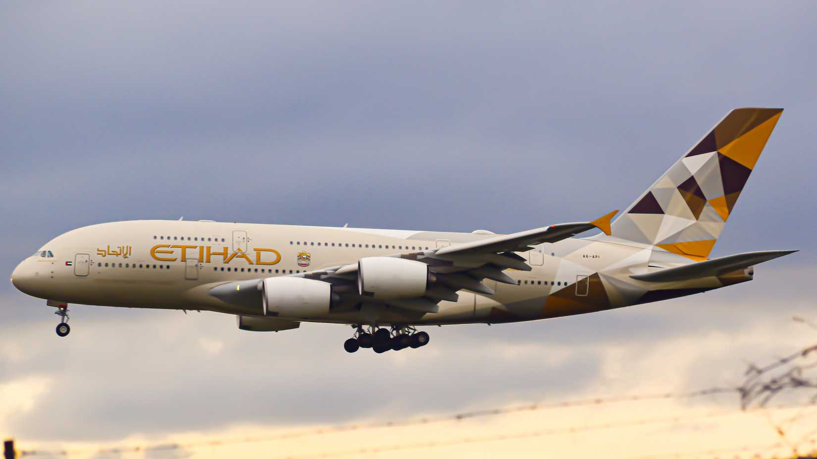 Etihad_Airways_A380-861_A6-API_@YYZ