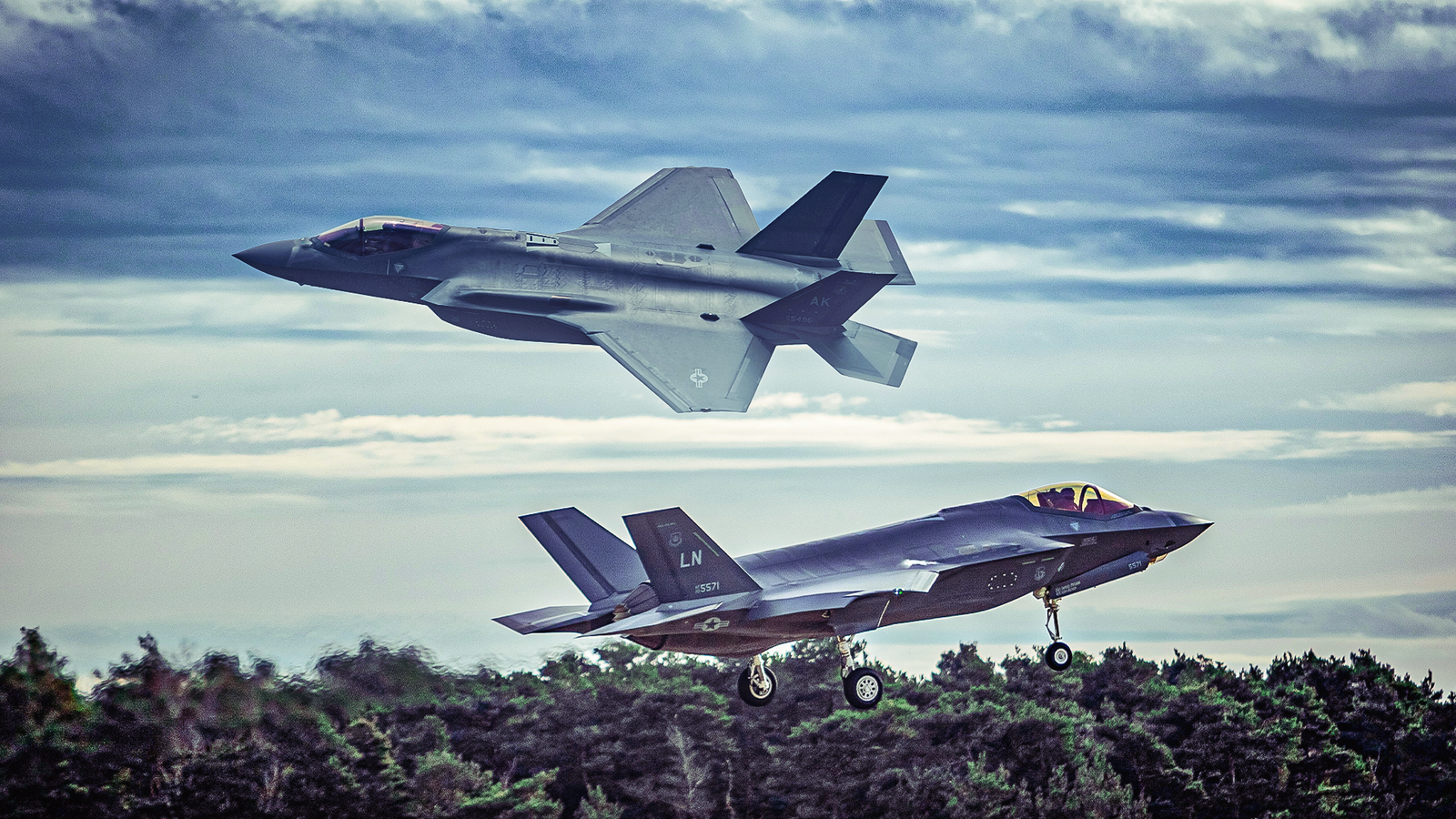 Custo por hora de voo do F-35 e F-22 desafia orçamento militar