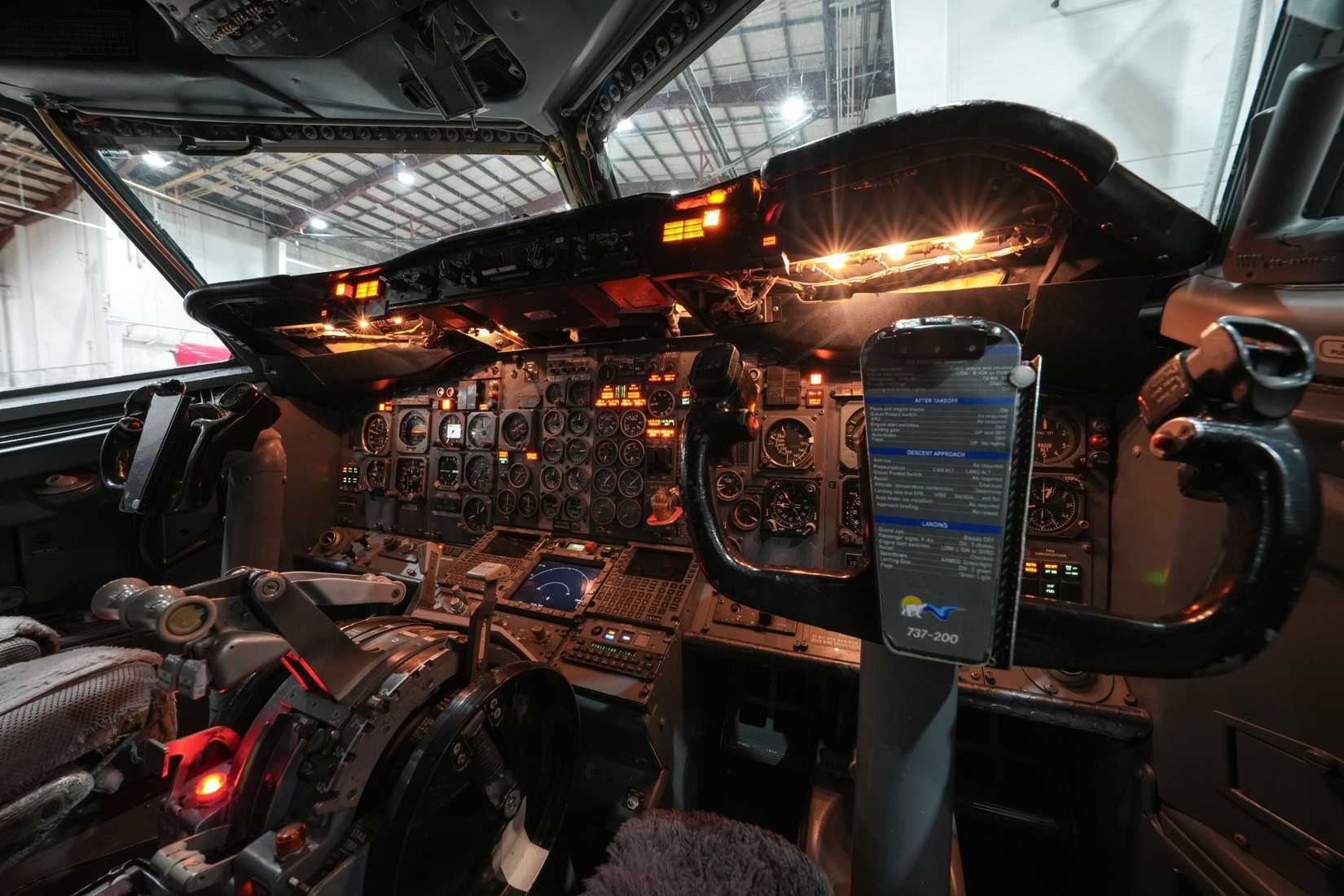 Inside_of_a_Boeing_737-200_cockpit_(Canadian_North_Airlines_C-GDPA)