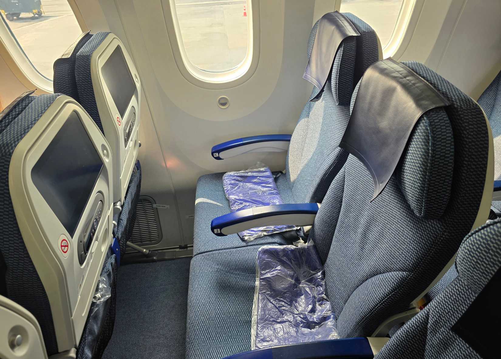 ANA Dreamliner economy seating