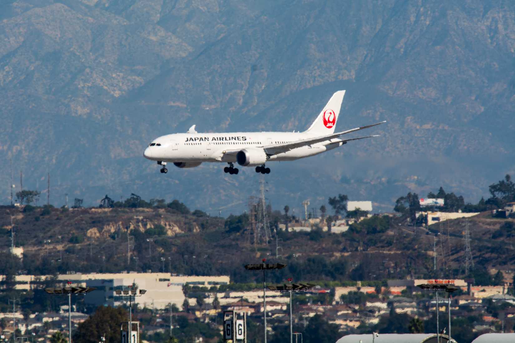 Japan_Airlines_Boeing_787_Dreamliner_at_LAX_(22517466568)