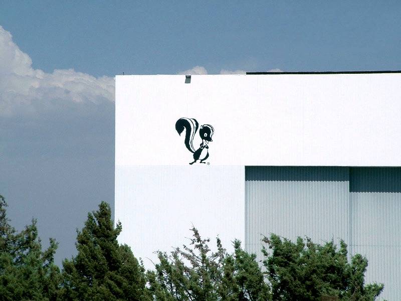 Skunkworks logo on hangar at Plant 42.
