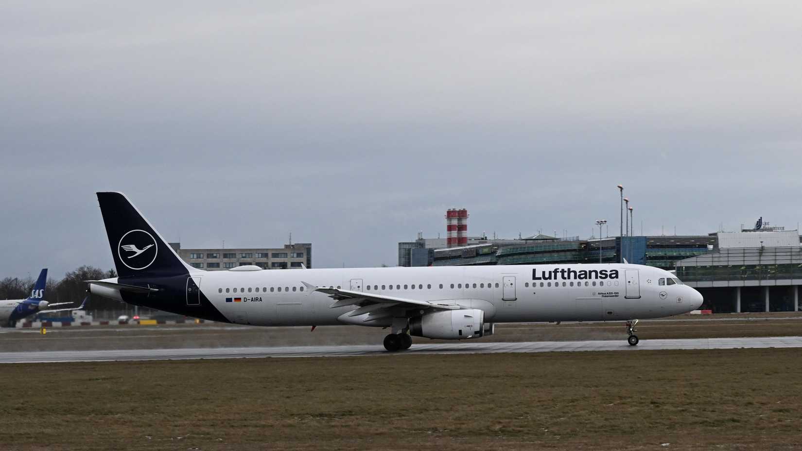 Lufthansa Airbus A321-131 (D-AIRA) speeding up on the runway before takeoff from Prague Airport