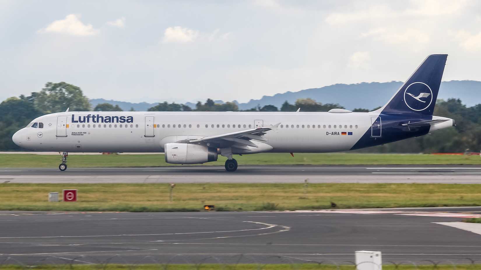 Lufthansa Airbus A321 (D-AIRA) departing for Frankfurt, Germany,