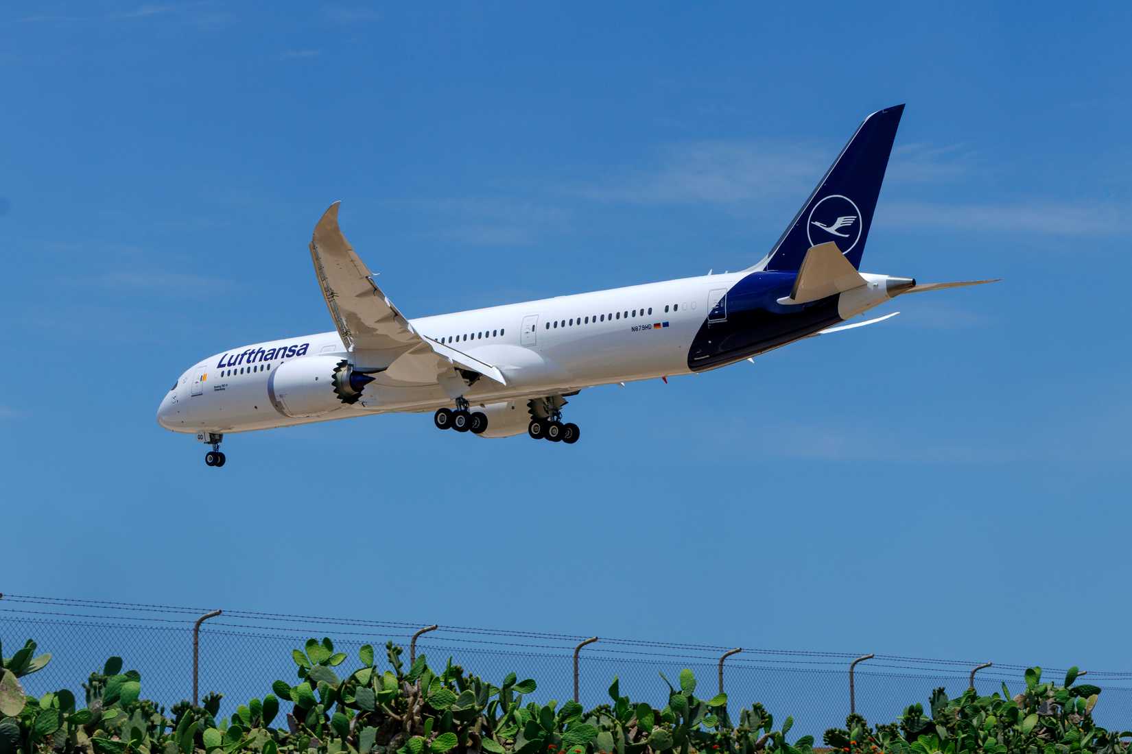 Lufthansa Boeing 787-9 blue sky