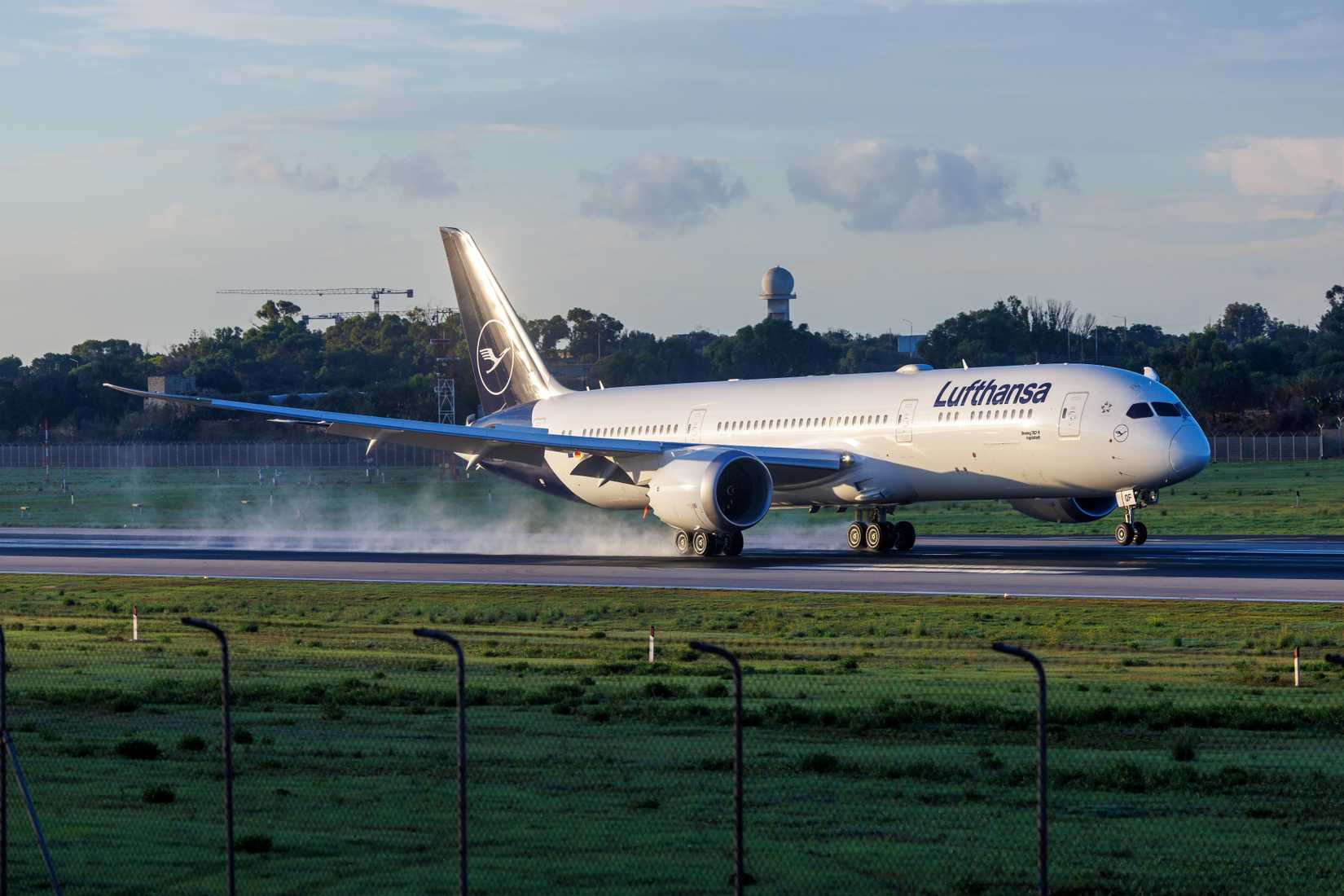 Lufthansa Boeing 787-9 landing